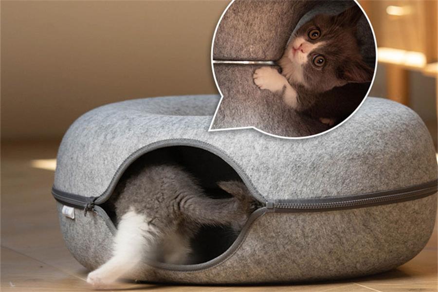 Cama de fieltro para gatos con forma redonda.