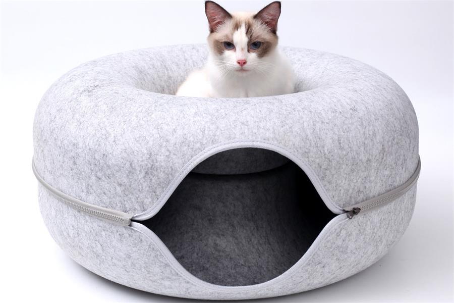 Cama de fieltro para gatos con forma redonda.