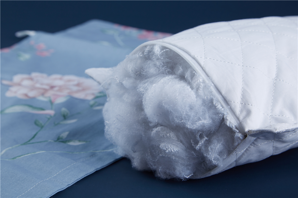 Tekstil daur ulang di bantal yang bisa dibandingkan dengan serat alami