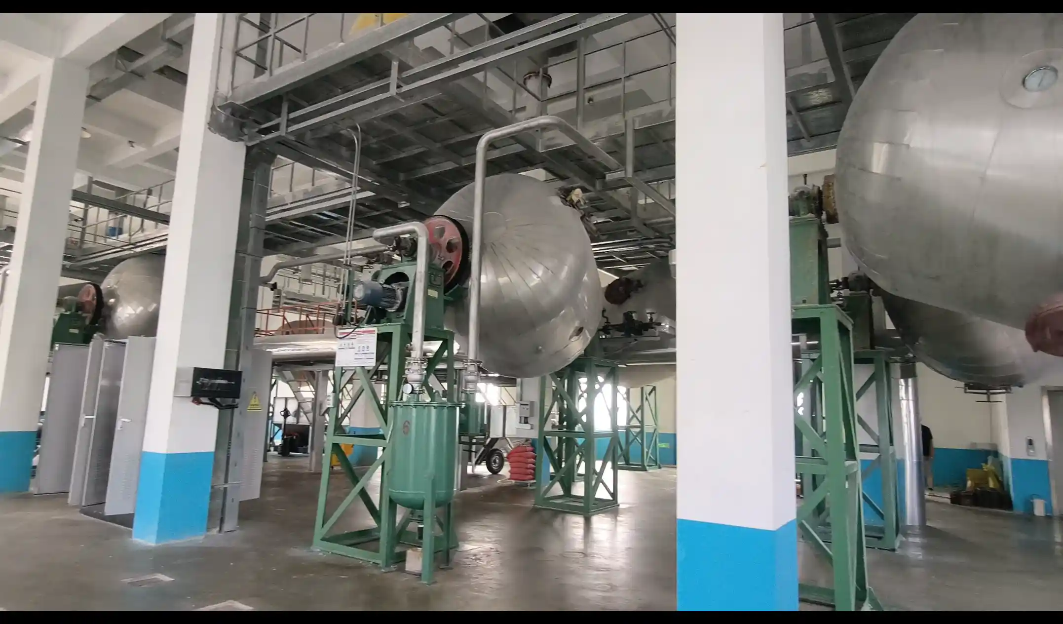 Vacuum rotary drum dryer for PET bottle flakes in a polyester fiber production line